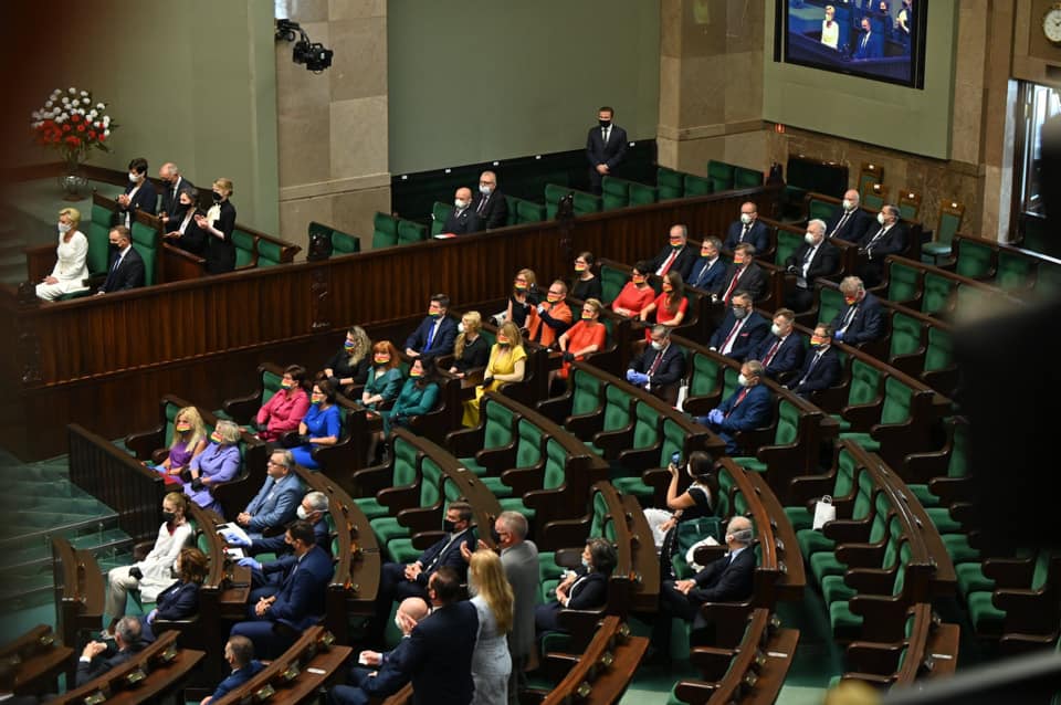 agrolajt.pl - Posłowie ponad podziałami: w dobie kryzysu przyznają sobie gigantyczne podwyżki pensji!