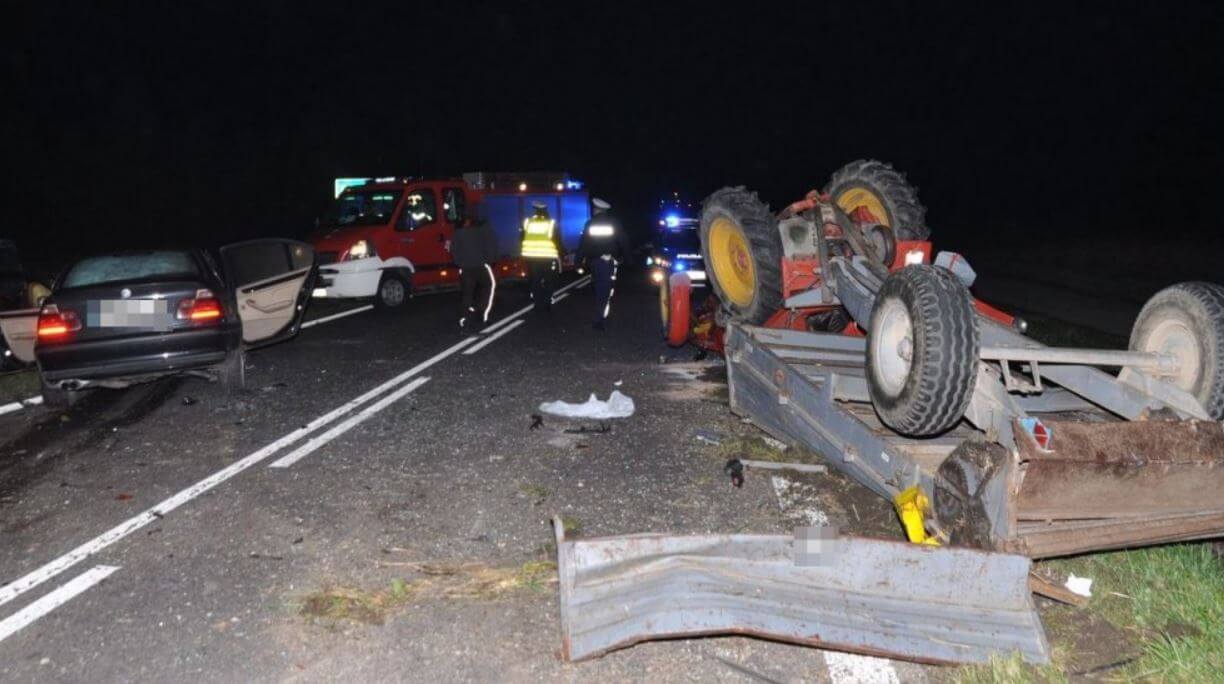 agrolajt.pl - Groźny wypadek z udziałem trzech osobówek i ciągnika. 5 osób trafiło do szpitala