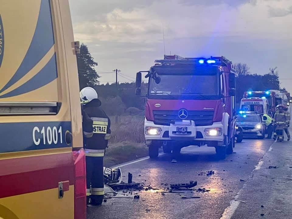 agrolajt.pl - Wyprzedzał ciągnik i osobówkę. Dwie osoby trafiły do szpitala 